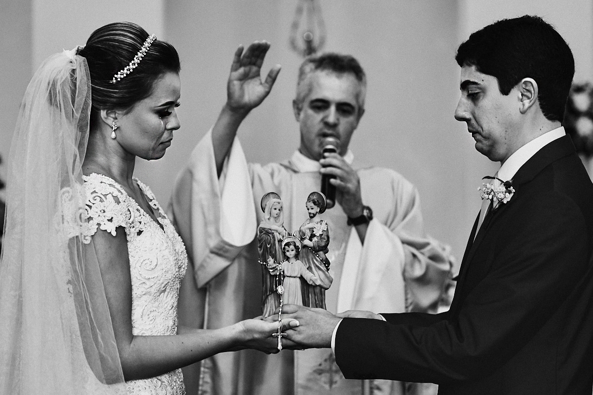 casamento, wedding, foto em preto e branco, alianças entrando, noivos chorando, padre abençoando as alianças