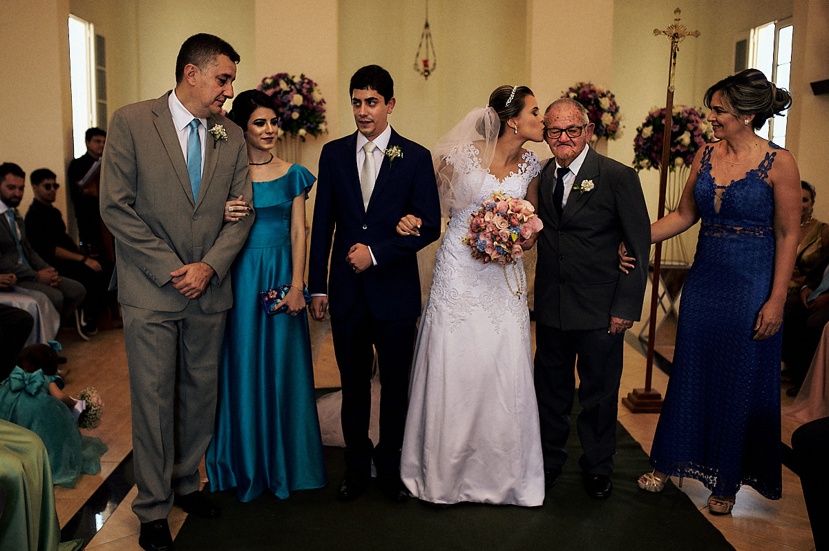 casamento, wedding, foto em preto e branco, alianças entrando, noivos chorando, beijo no avô