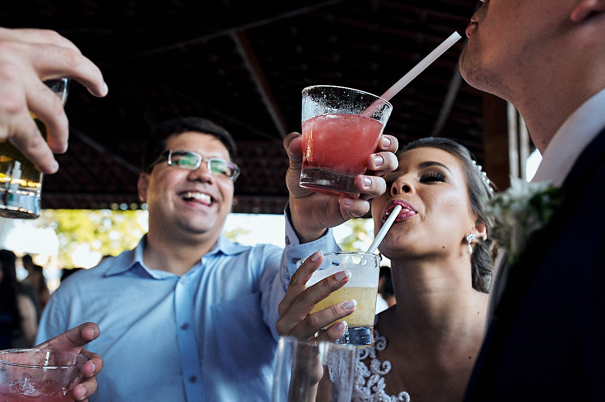 festa de casamento, casamento de dia, noivos bebendo