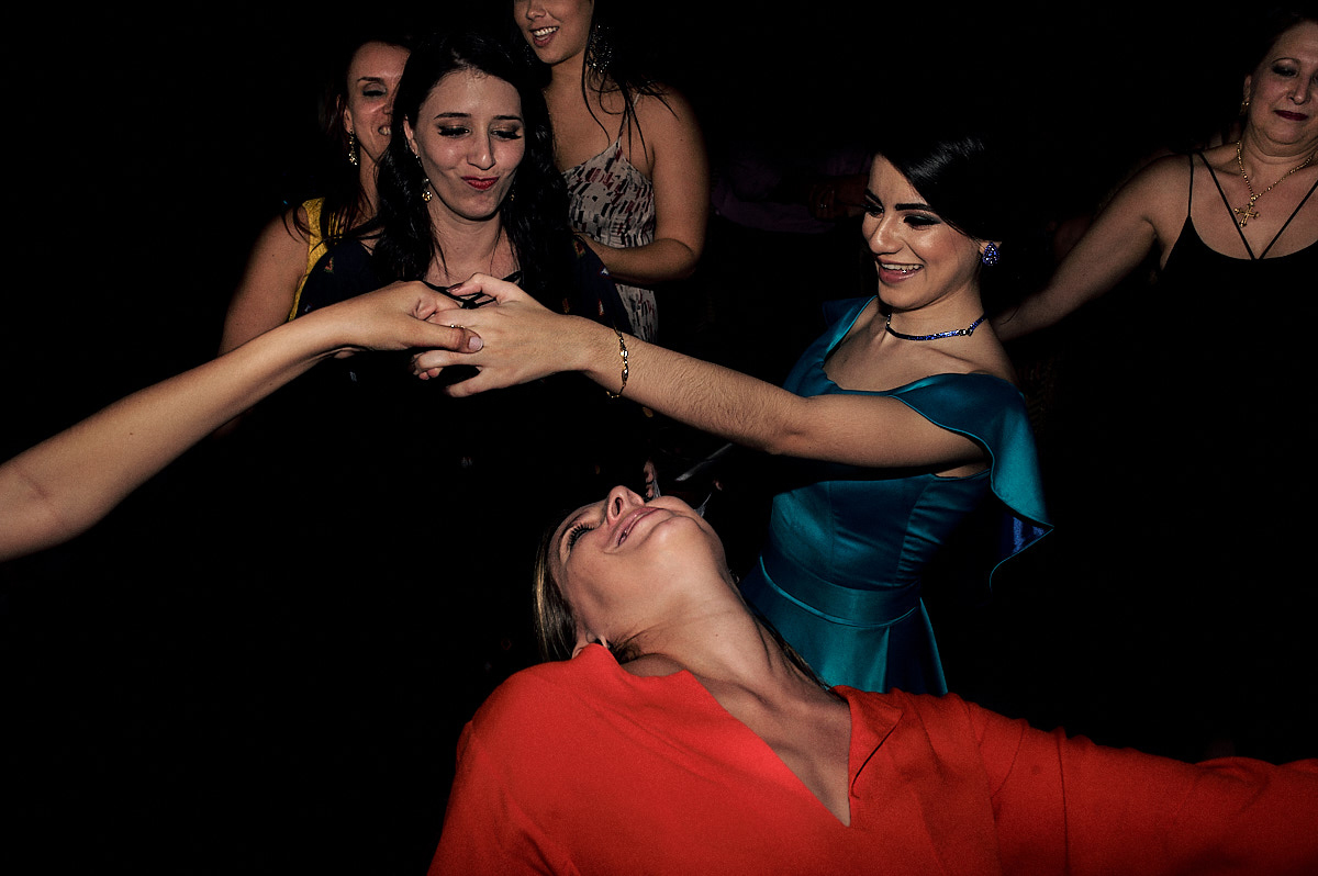 festa de casamento, casamento de dia, convidada loka de vermelho
