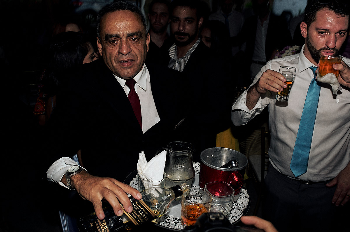 garçom passando, festa de casamento, todos bebendo