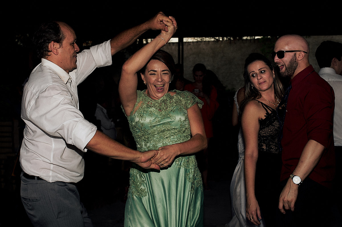 festa de casamento, convidados dançando