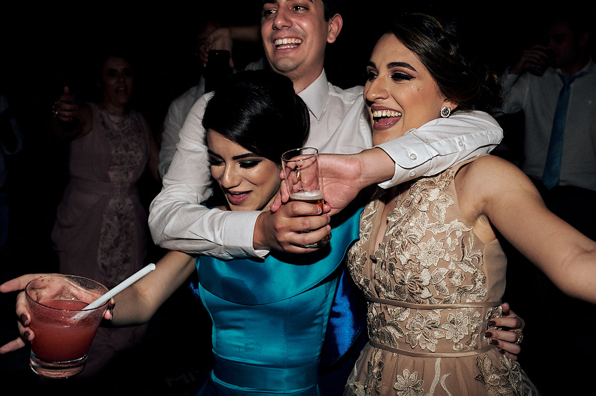 festa de casamento, convidados dançando