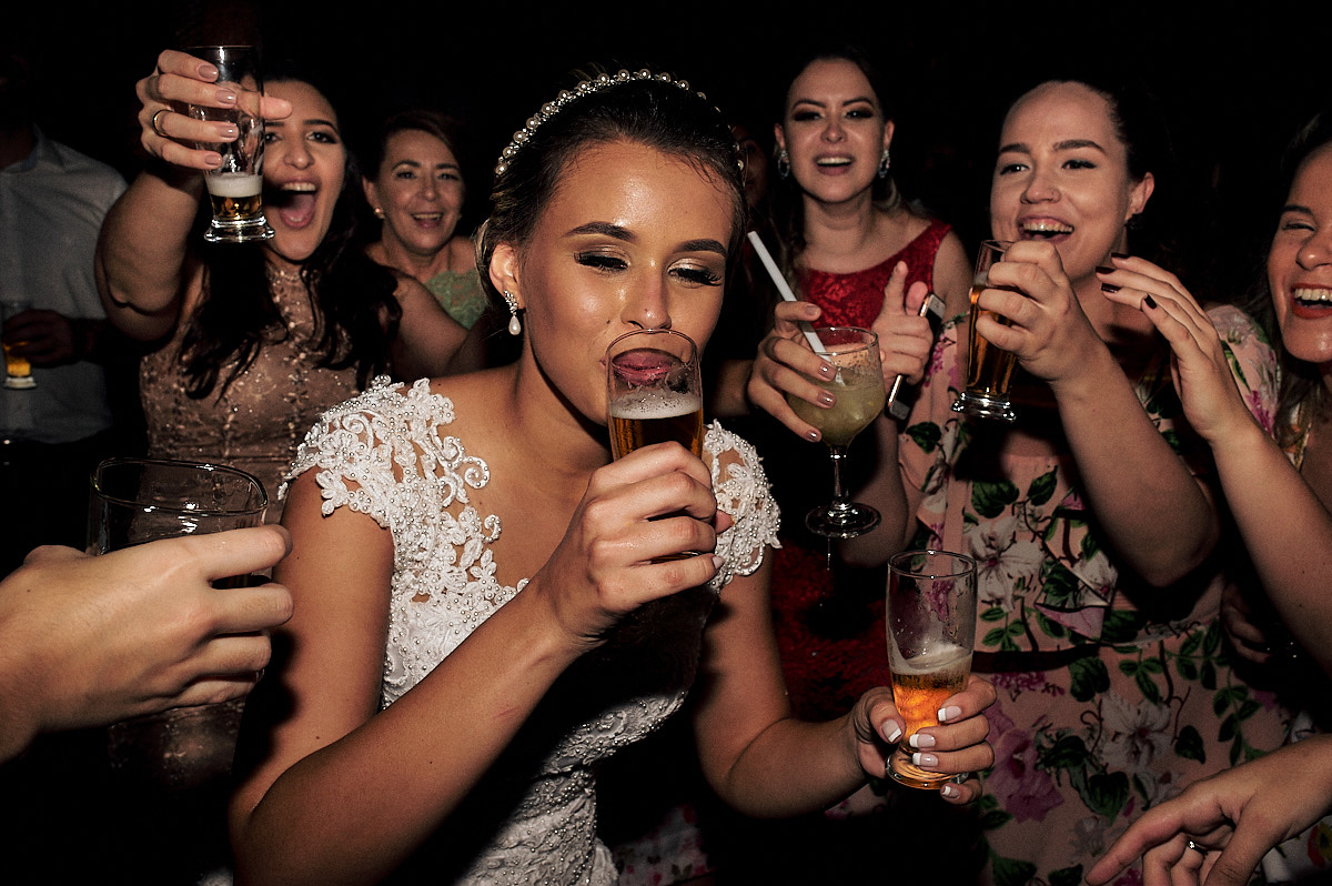 festa de casamento, convidados dançando