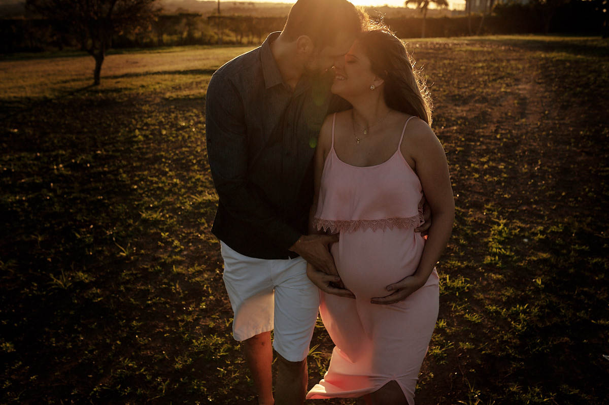 ensaio gestante ao ar livre com casal por do sol