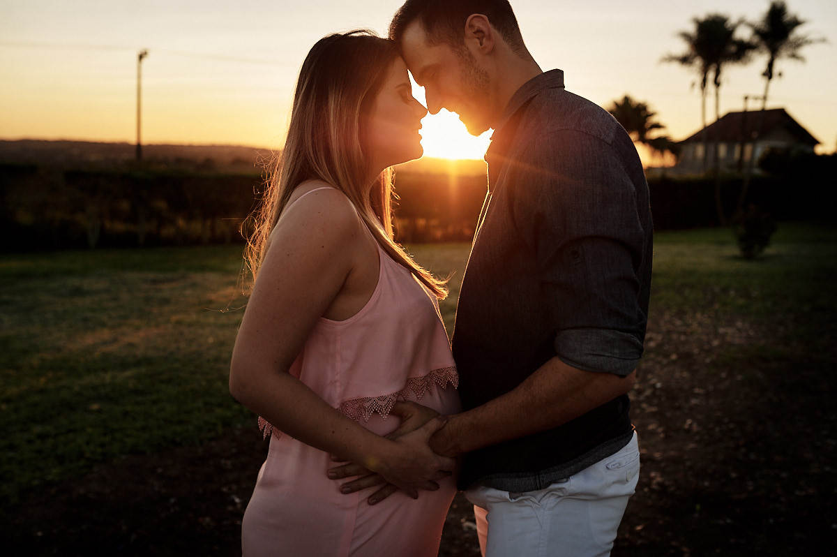 ensaio gestante ao ar livre com casal por do sol