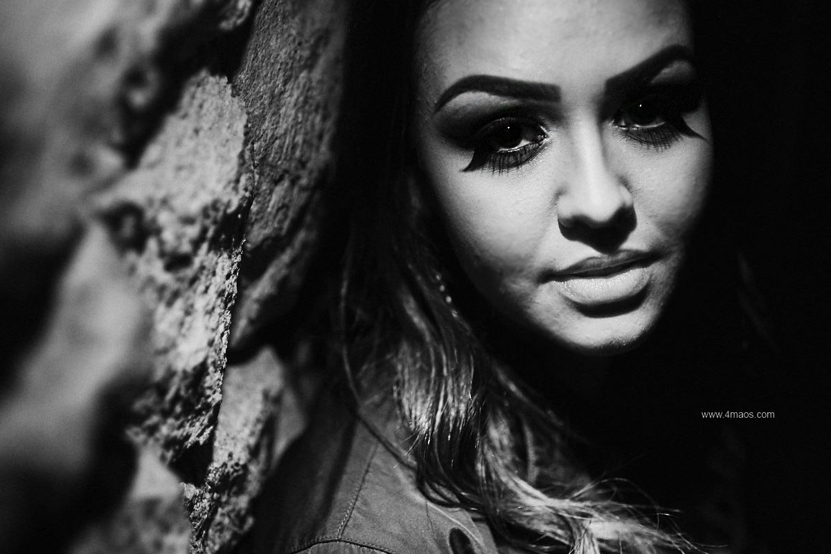 ensaio feminino pela 4Mãos fotografias em lagoa seca paraíba, modelo olhando de lado foto em preto e branco