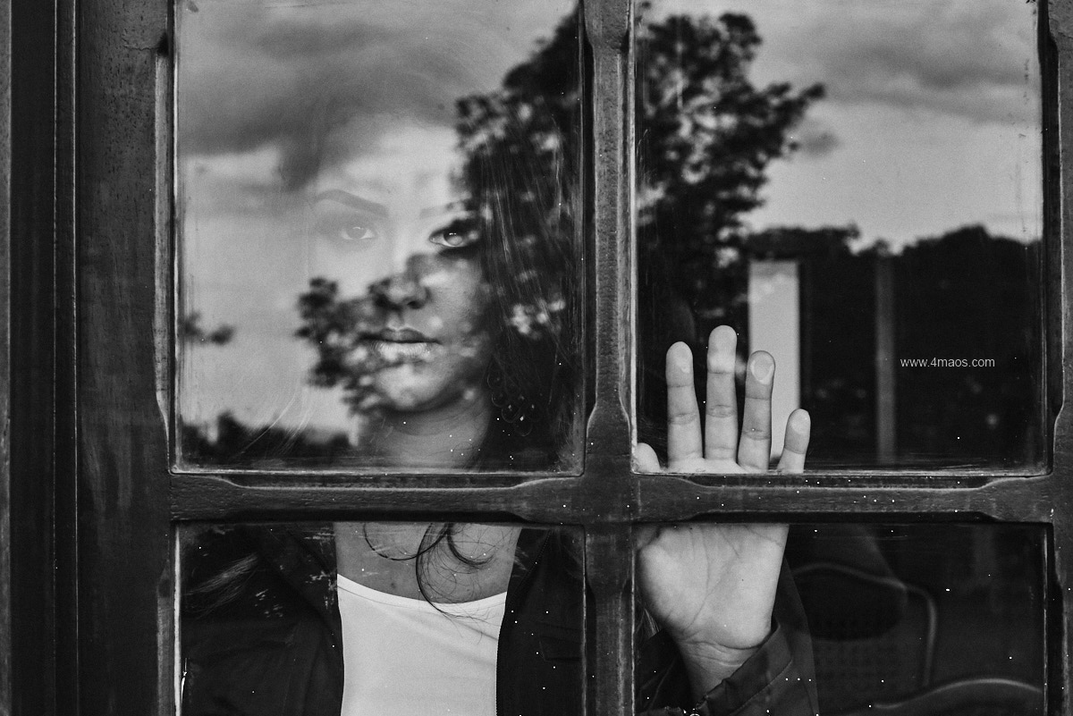 ensaio feminino pela 4Mãos fotografias em lagoa seca paraíba, modelo olhando de lado foto em preto e branco