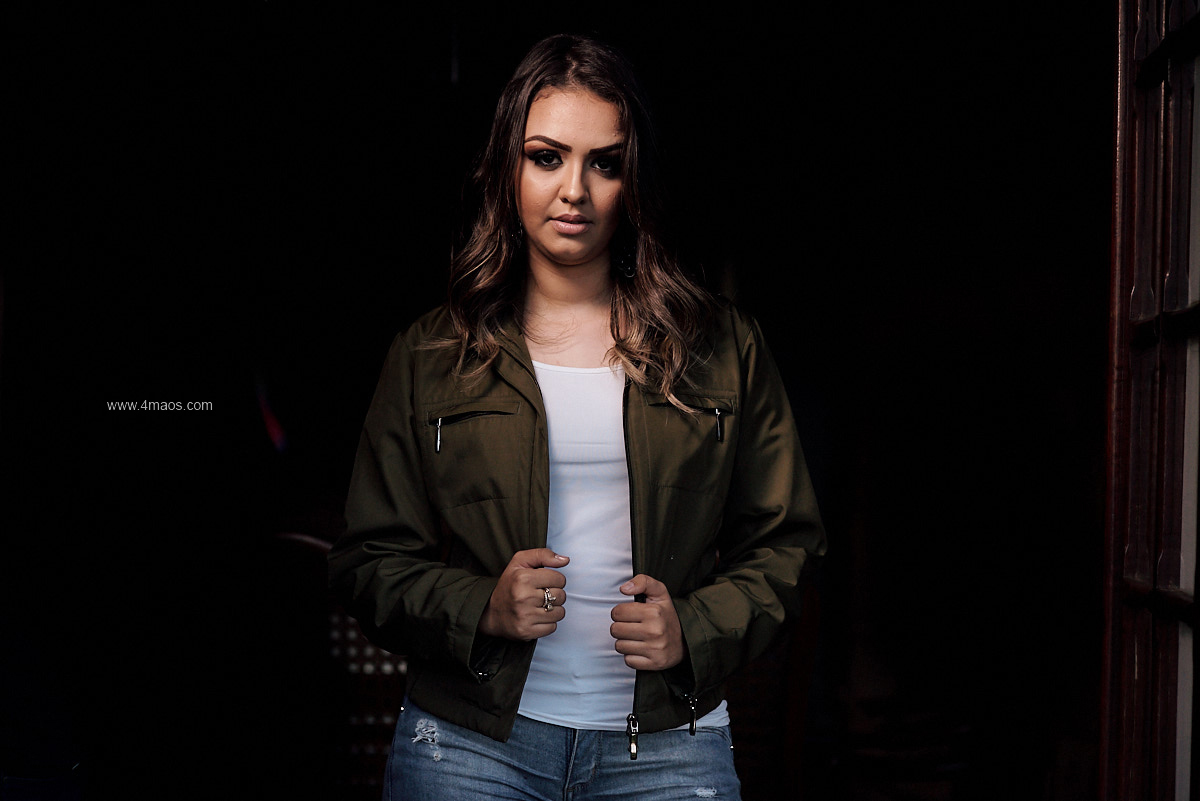 ensaio feminino pela 4Mãos fotografias em lagoa seca paraíba, modelo olhando de frente