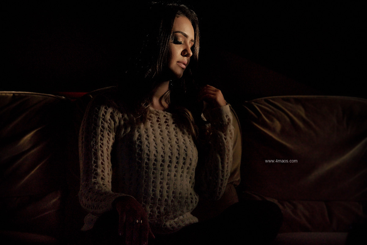 ensaio feminino pela 4Mãos fotografias em lagoa seca paraíba, modelo olhando de lado