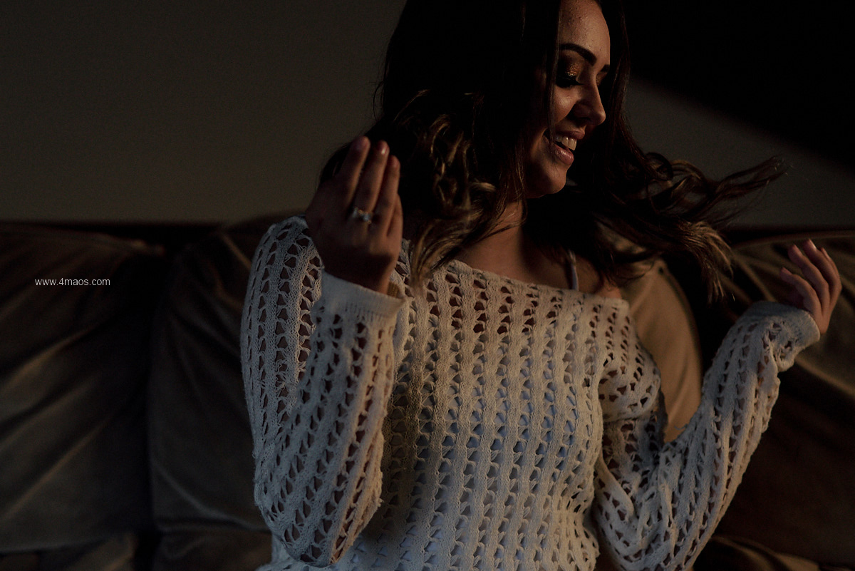 ensaio feminino pela 4Mãos fotografias em lagoa seca paraíba, modelo olhando de lado