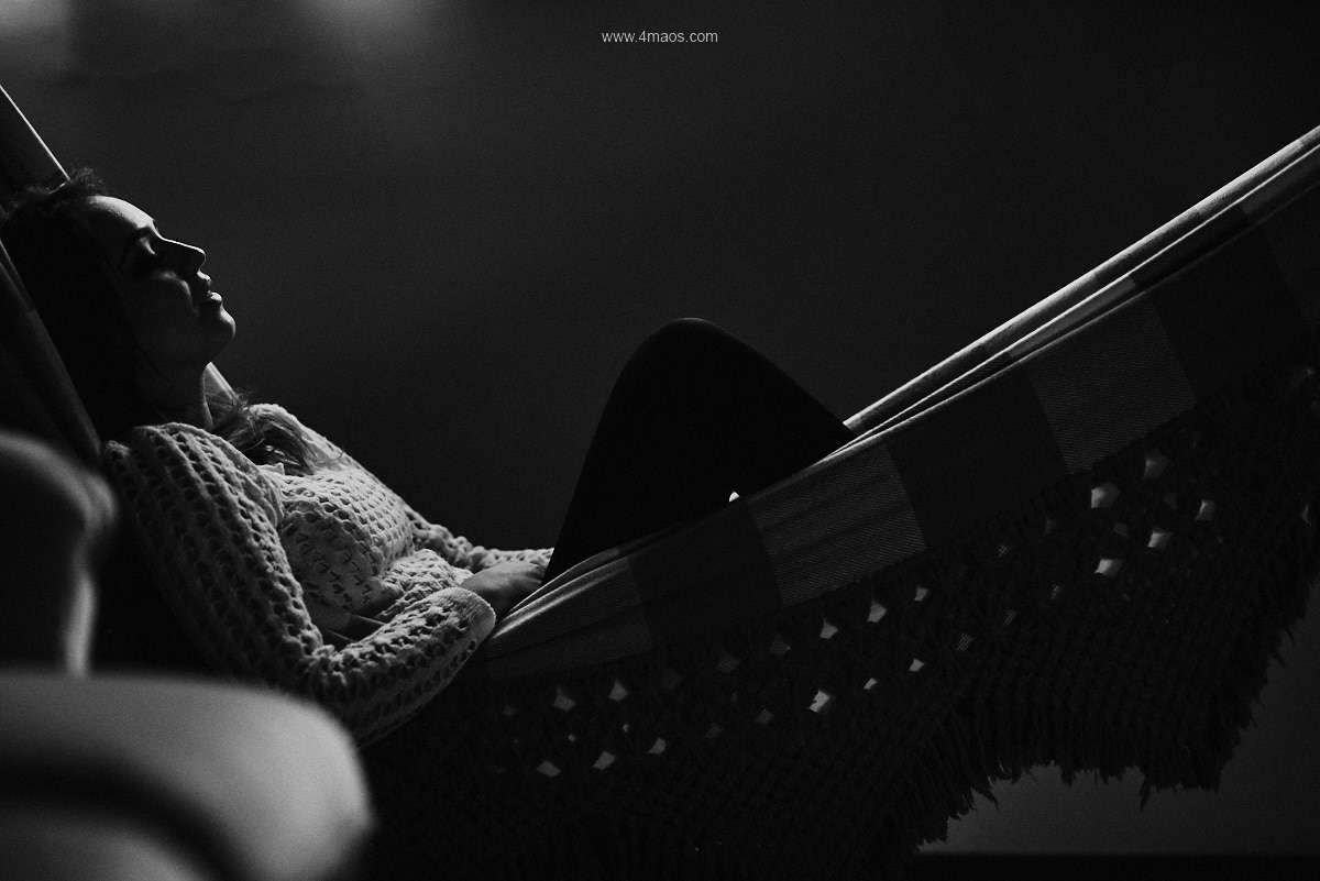 ensaio feminino pela 4Mãos fotografias em lagoa seca paraíba, modelo olhando de lado foto em preto e branco modelo deitada