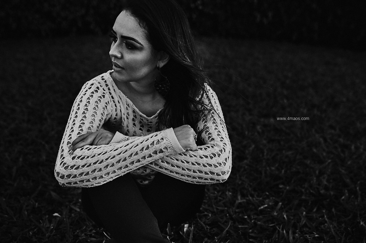 ensaio feminino pela 4Mãos fotografias em lagoa seca paraíba, modelo olhando de lado foto em preto e branco