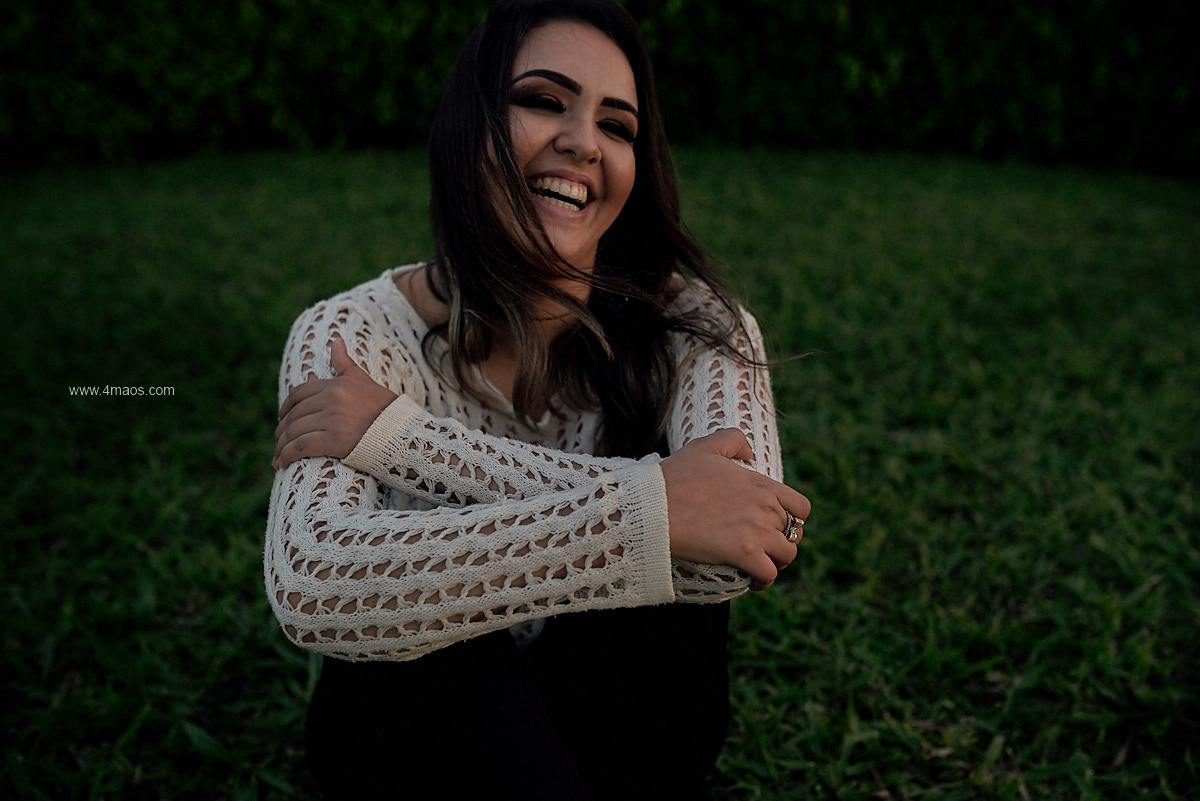 ensaio feminino pela 4Mãos fotografias em lagoa seca paraíba, modelo olhando de lado, modelo sorrindo