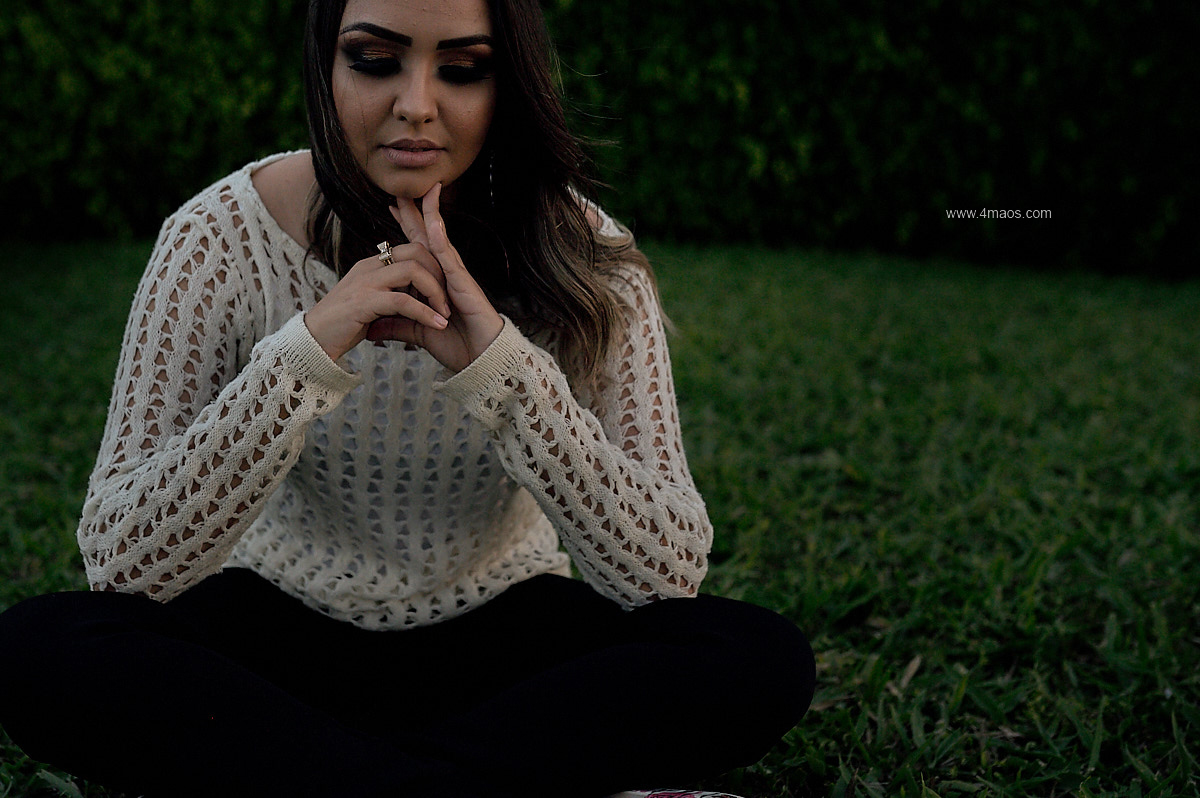 ensaio feminino pela 4Mãos fotografias em lagoa seca paraíba, modelo olhando de lado, modelo triste