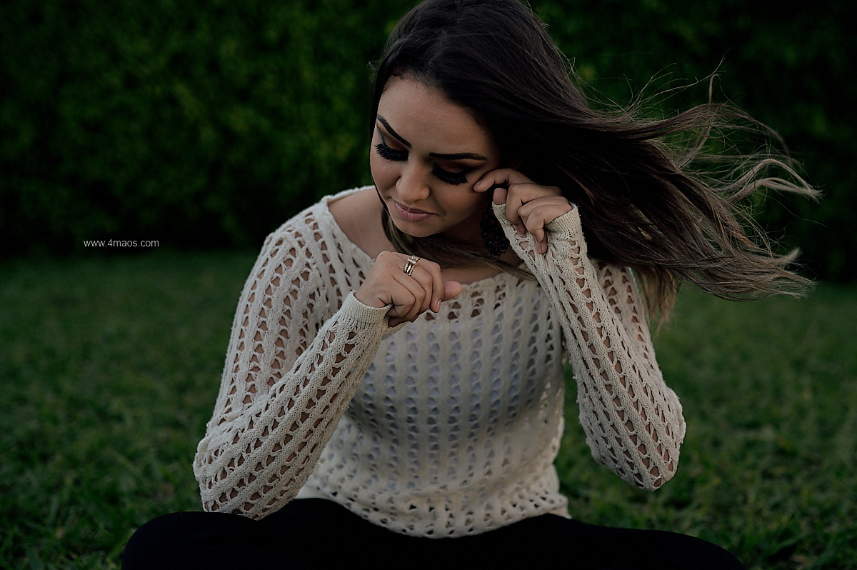 ensaio feminino pela 4Mãos fotografias em lagoa seca paraíba, modelo olhando de lado, modelo chorando