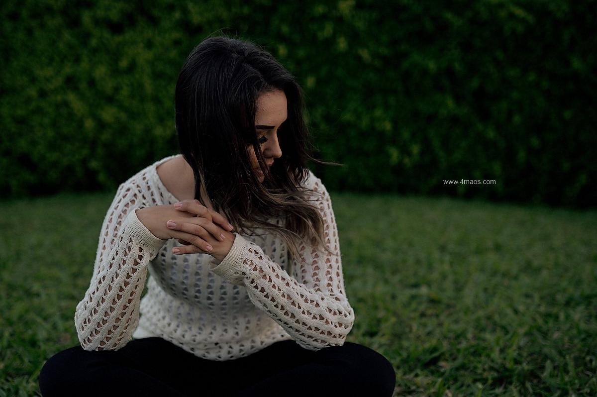 ensaio feminino pela 4Mãos fotografias em lagoa seca paraíba, modelo olhando de lado, vento no cabelo