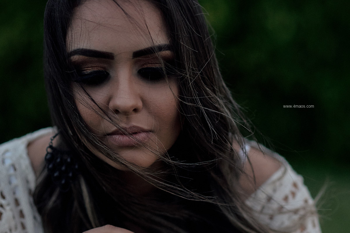 ensaio feminino pela 4Mãos fotografias em lagoa seca paraíba, modelo olhando de lado, closet