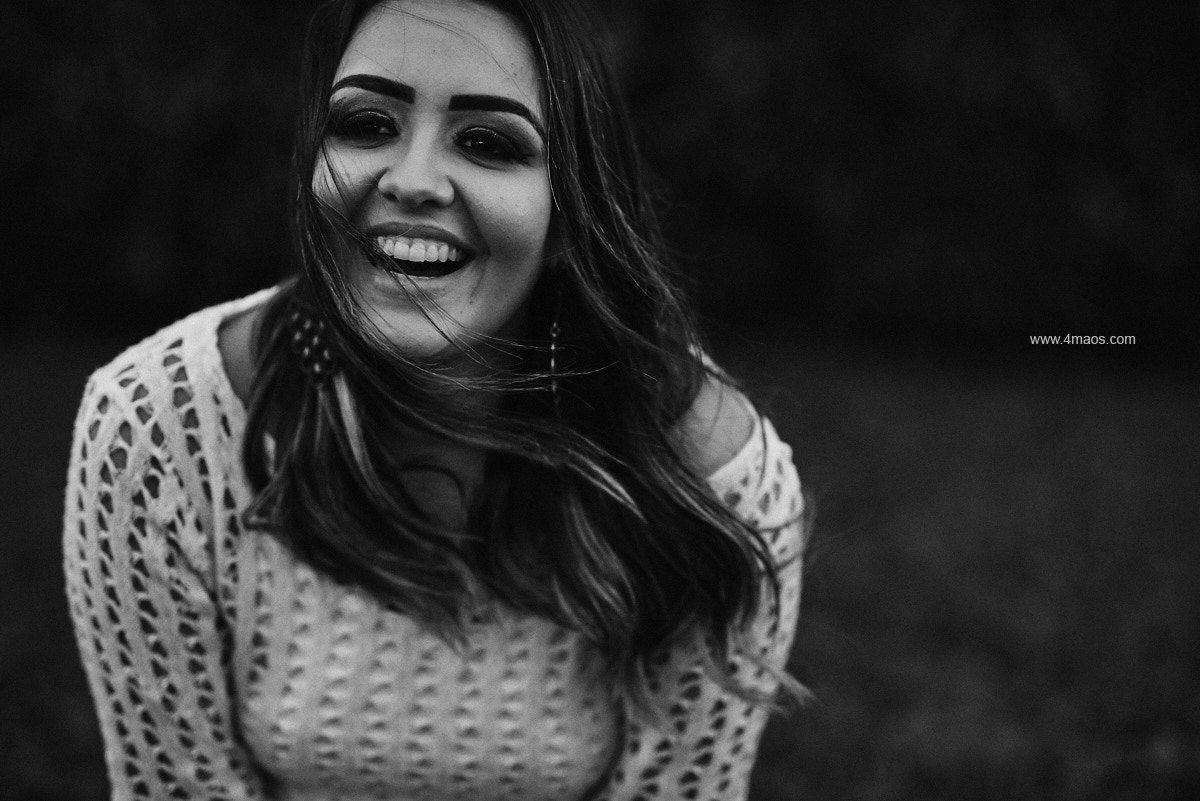 ensaio feminino pela 4Mãos fotografias em lagoa seca paraíba, modelo olhando de lado, foto em preto e branco, modelo sorrindo