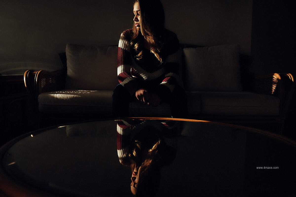 ensaio feminino por 4Mãos fotografias no LaVie Recepções com luz de janela e por do sol, modelo olhando pela janela