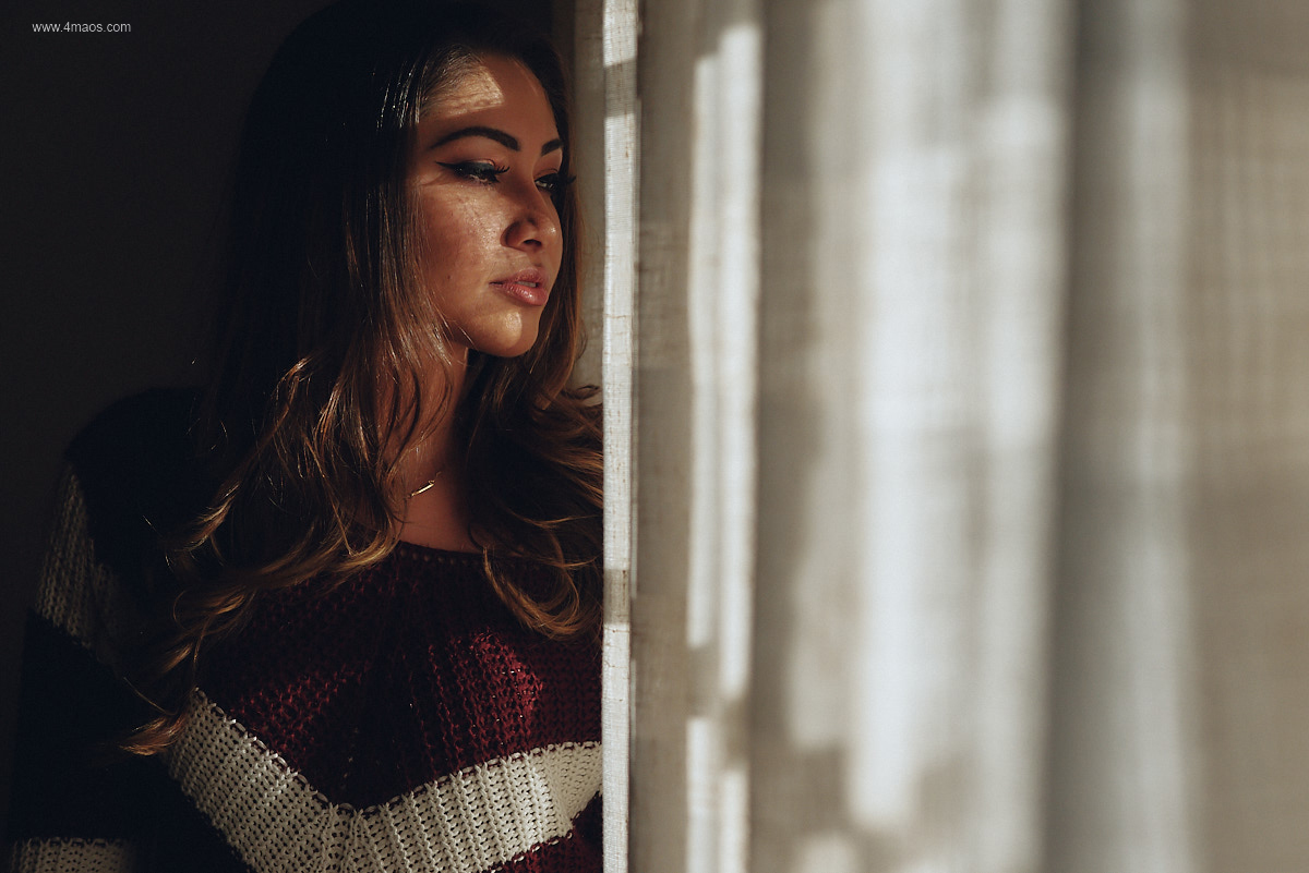 ensaio feminino por 4Mãos fotografias no LaVie Recepções com luz de janela e por do sol, modelo olhando pela janela