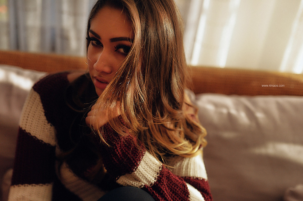 ensaio feminino por 4Mãos fotografias no LaVie Recepções com luz de janela e por do sol, modelo olhando pela janela