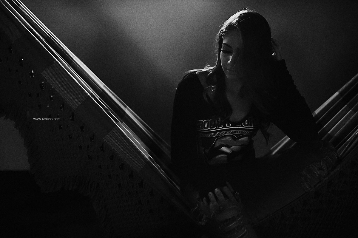 ensaio feminino por 4Mãos fotografias no LaVie Recepções com luz de janela e por do sol, modelo olhando pela janela foto em preto e branco