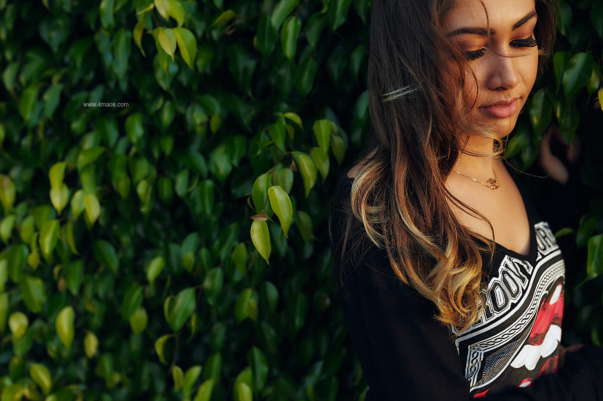 ensaio feminino por 4Mãos fotografias no LaVie Recepções com luz de janela e por do sol, modelo olhando pela janela, encostada numa parede com plantas