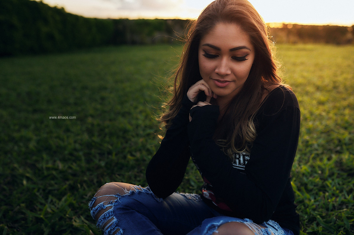 ensaio feminino por 4Mãos fotografias no LaVie Recepções com luz de janela e por do sol, modelo olhando pela janela pro do sol