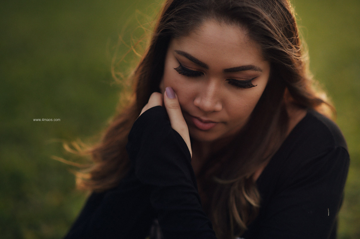 ensaio feminino por 4Mãos fotografias no LaVie Recepções com luz de janela e por do sol, modelo olhando pela janela, por do sol