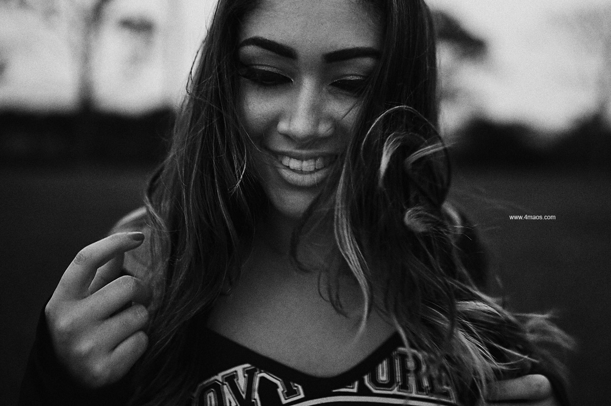 ensaio feminino por 4Mãos fotografias no LaVie Recepções com luz de janela e por do sol, modelo olhando pela janela, sorriso, foto em preto branco