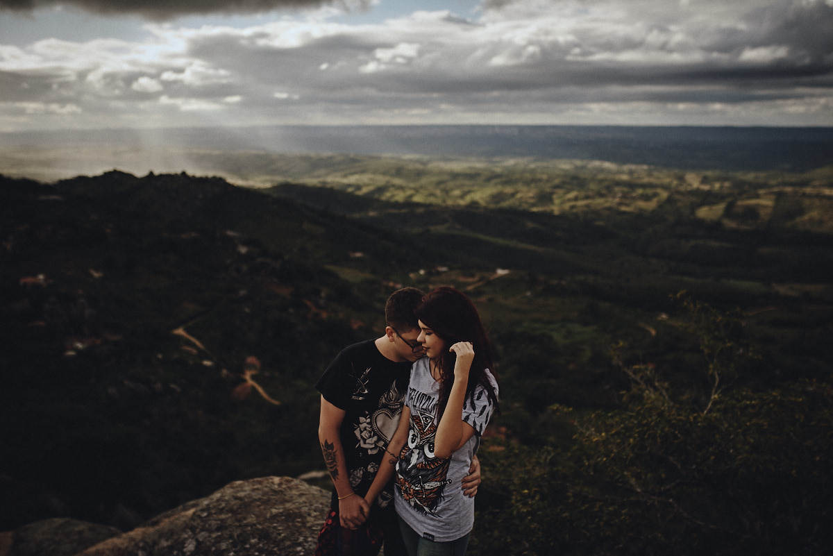 ensaio Ketley e Daniel por 4Mãos fotografias, alto da montanha, entardecer, casal abraçado