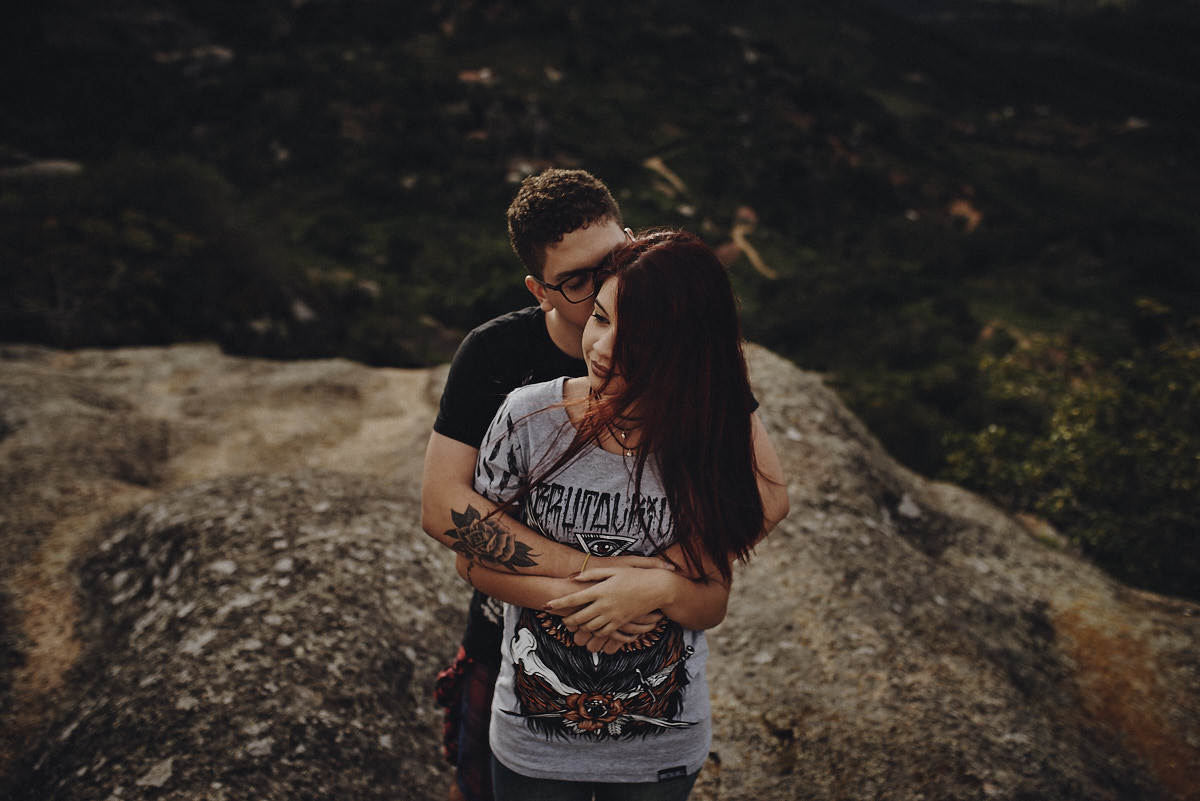 ensaio Ketley e Daniel por 4Mãos fotografias, alto da montanha, entardecer, casal abraçado
