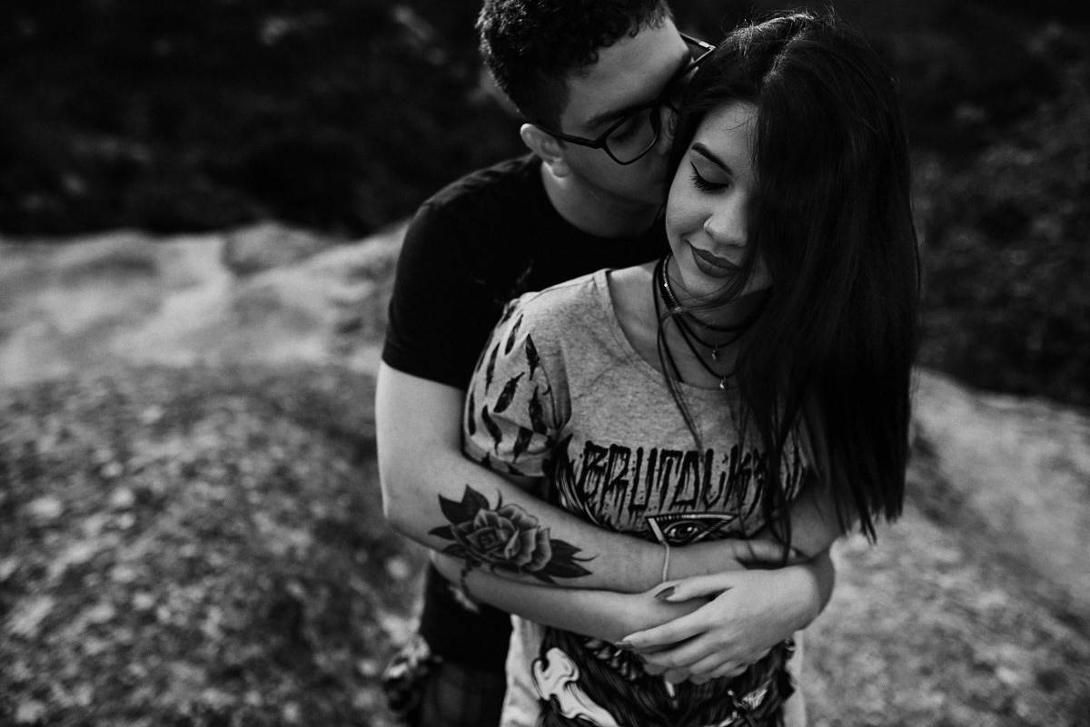 ensaio Ketley e Daniel por 4Mãos fotografias, alto da montanha, entardecer, casal abraçado foto em preto e branco