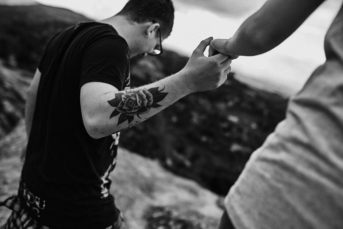 ensaio Ketley e Daniel por 4Mãos fotografias, alto da montanha, entardecer, casal abraçado, foto em preto e branco, detalhe das mãos