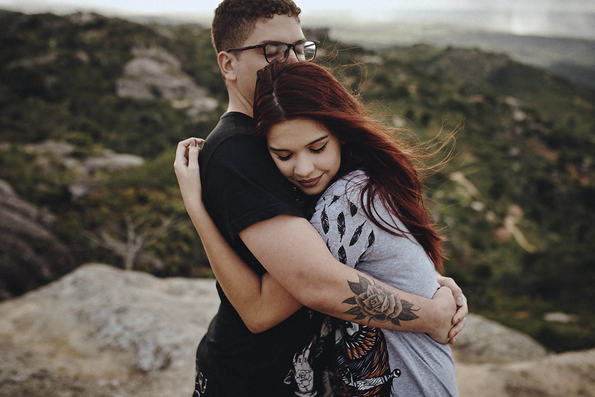 ensaio Ketley e Daniel por 4Mãos fotografias, alto da montanha, entardecer, casal abraçado