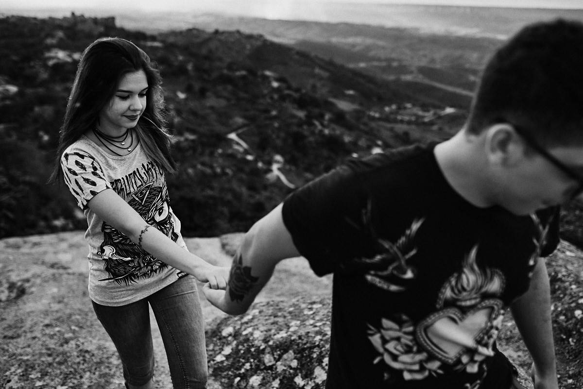 ensaio Ketley e Daniel por 4Mãos fotografias, alto da montanha, entardecer, casal abraçado. foto em preto e branco
