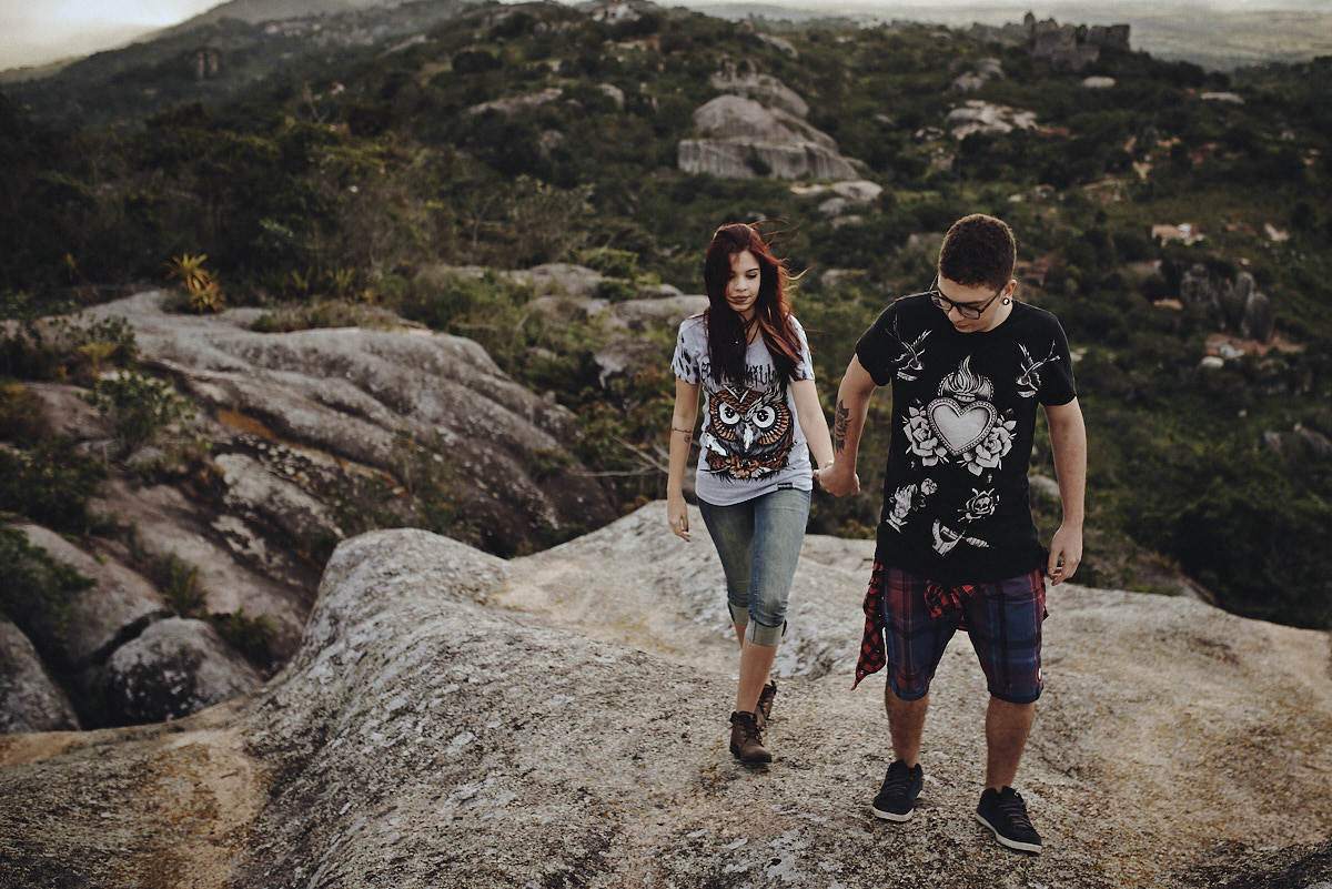 ensaio Ketley e Daniel por 4Mãos fotografias, alto da montanha, entardecer, casal abraçado
