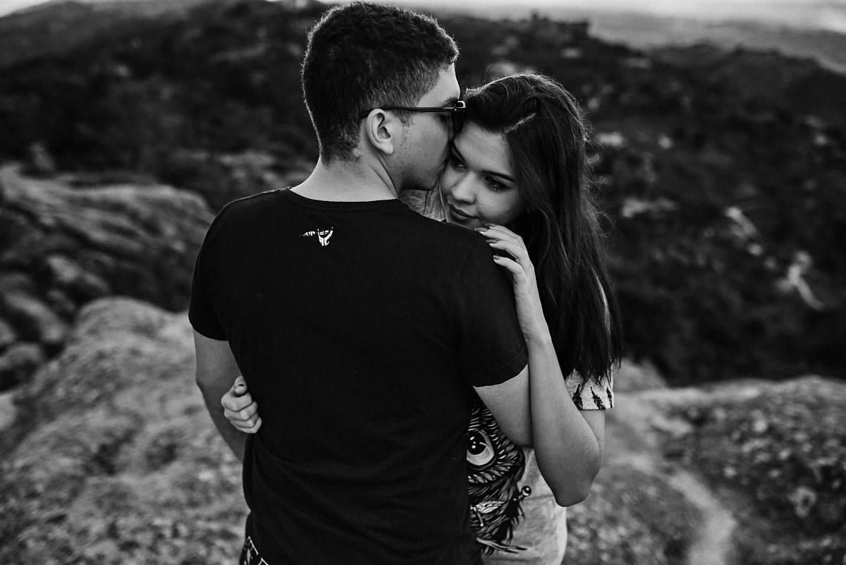 ensaio Ketley e Daniel por 4Mãos fotografias, alto da montanha, entardecer, casal abraçado foto em preto e branco