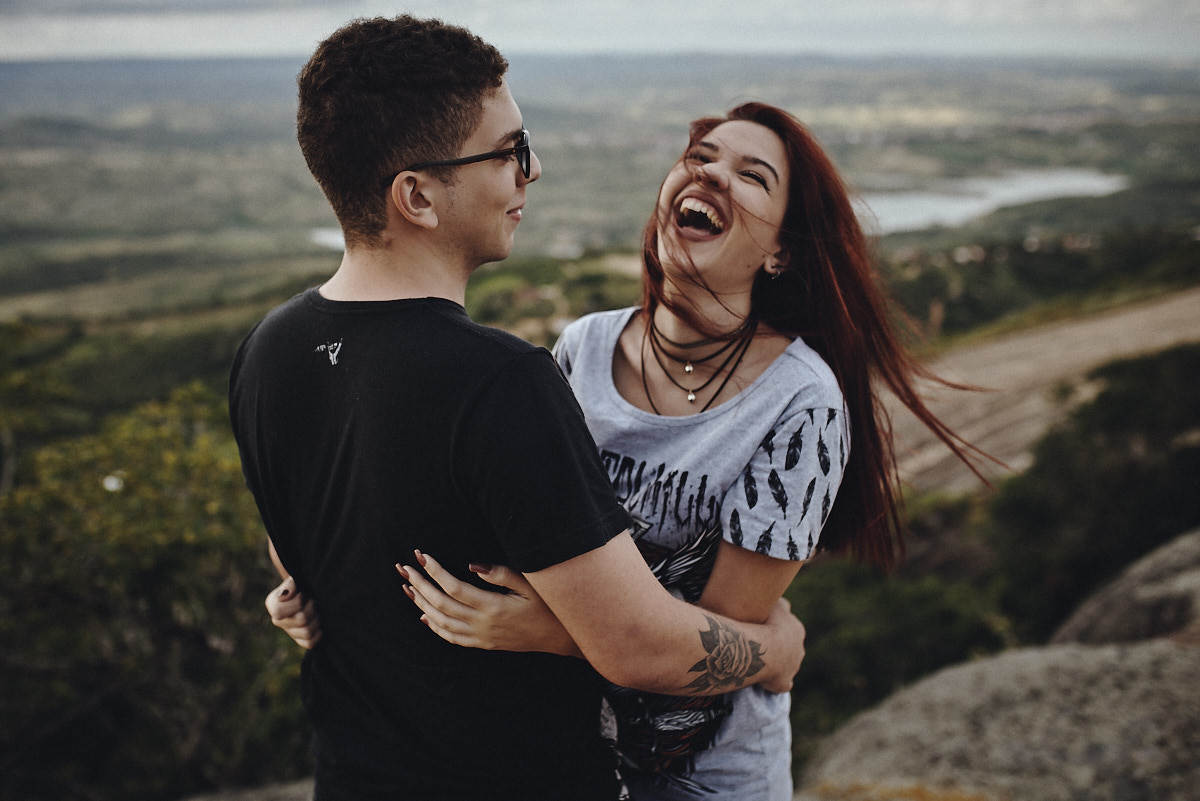 ensaio Ketley e Daniel por 4Mãos fotografias, alto da montanha, entardecer, casal abraçado, sorriso