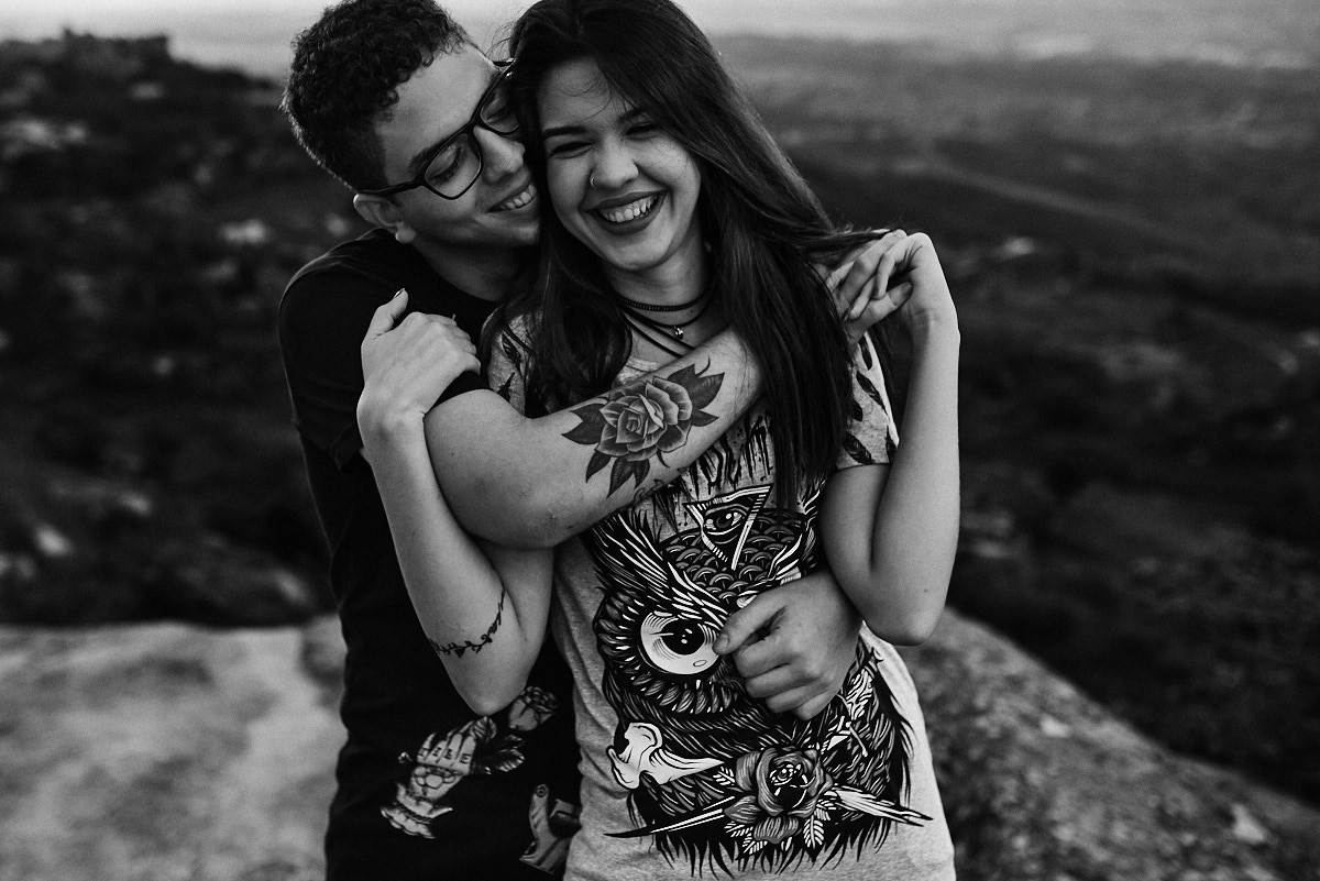 ensaio Ketley e Daniel por 4Mãos fotografias, alto da montanha, entardecer, casal abraçado, foto em preto e branco