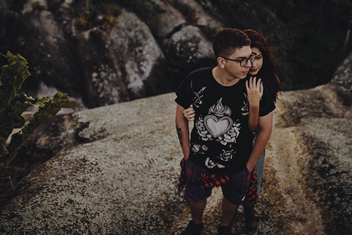 ensaio Ketley e Daniel por 4Mãos fotografias, alto da montanha, entardecer, casal abraçado