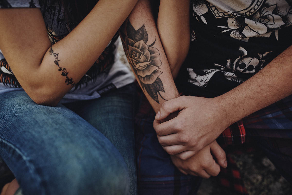 ensaio Ketley e Daniel por 4Mãos fotografias, alto da montanha, entardecer, casal abraçado detalhe das mãos e das tatuagens