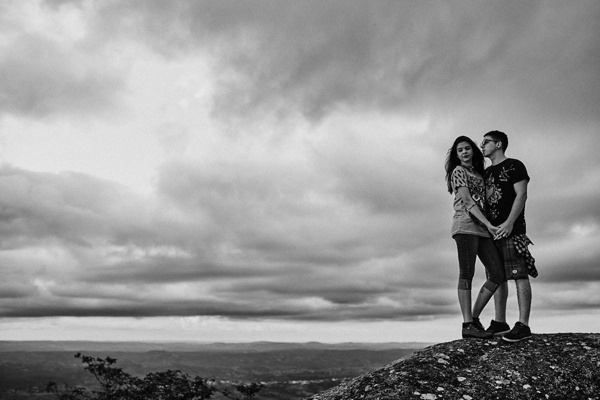 ensaio Ketley e Daniel por 4Mãos fotografias, alto da montanha, entardecer, casal abraçado foto em preto e branco