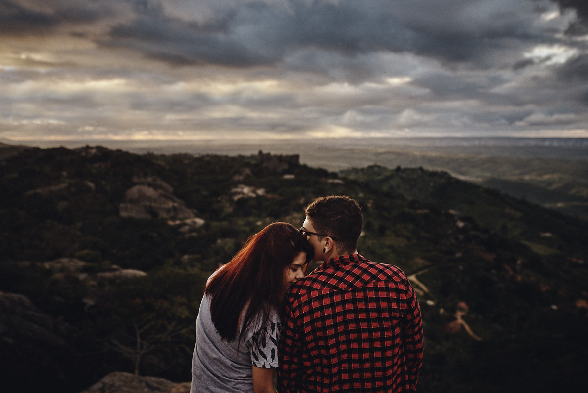 ensaio Ketley e Daniel por 4Mãos fotografias, alto da montanha, entardecer, casal abraçado