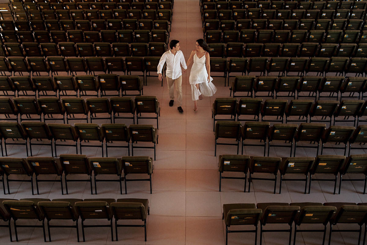 ensaio adna e igor na igreja cidade viva por 4Mãos Fotografias, cadeiras ao lado do casal