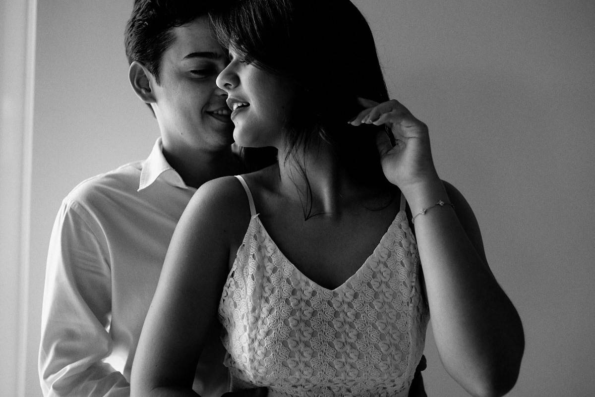 ensaio adna e igor na igreja cidade viva por 4Mãos Fotografias, foto em preto e branco, casal no abraço