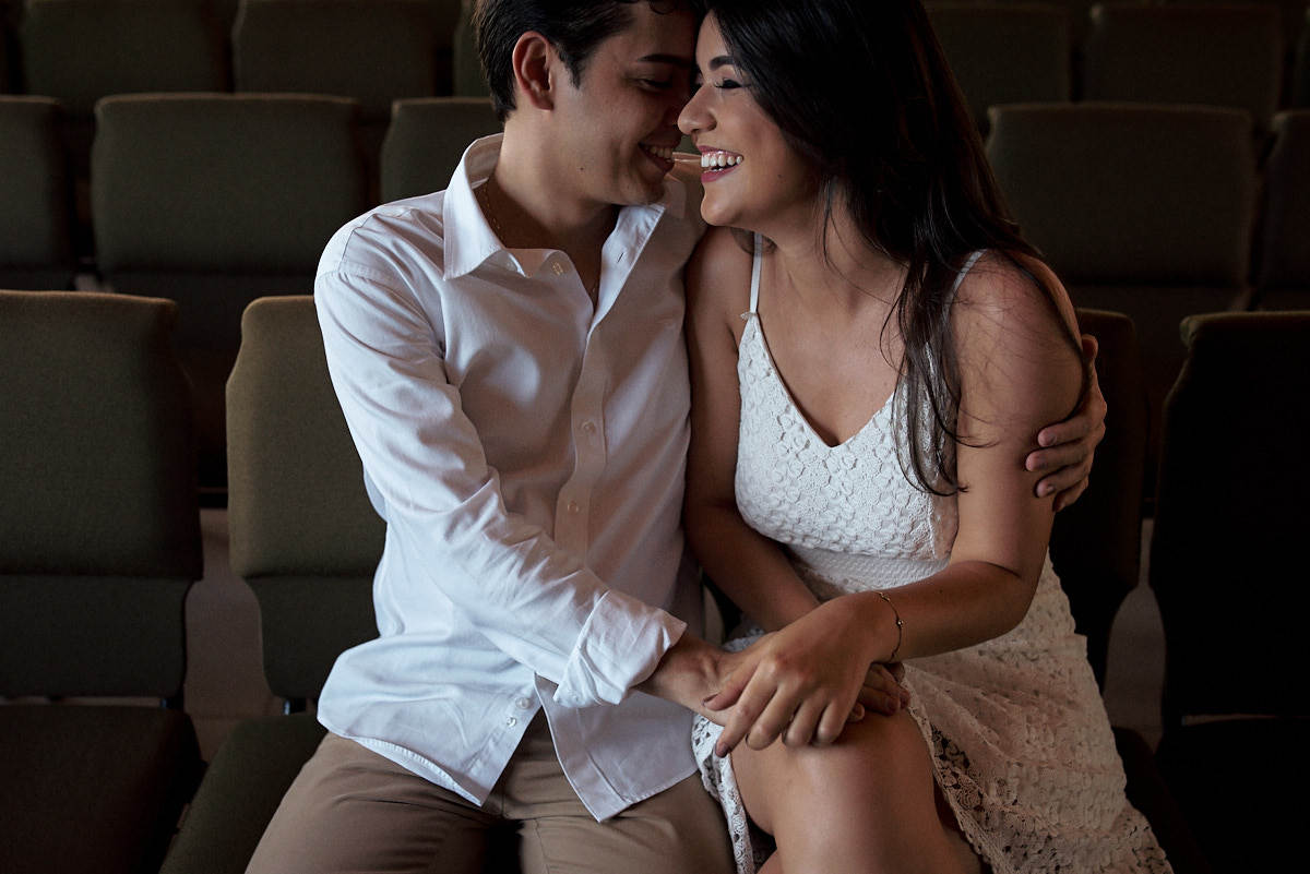 ensaio adna e igor na igreja cidade viva por 4Mãos Fotografias, casal sentados nas cadeiras
