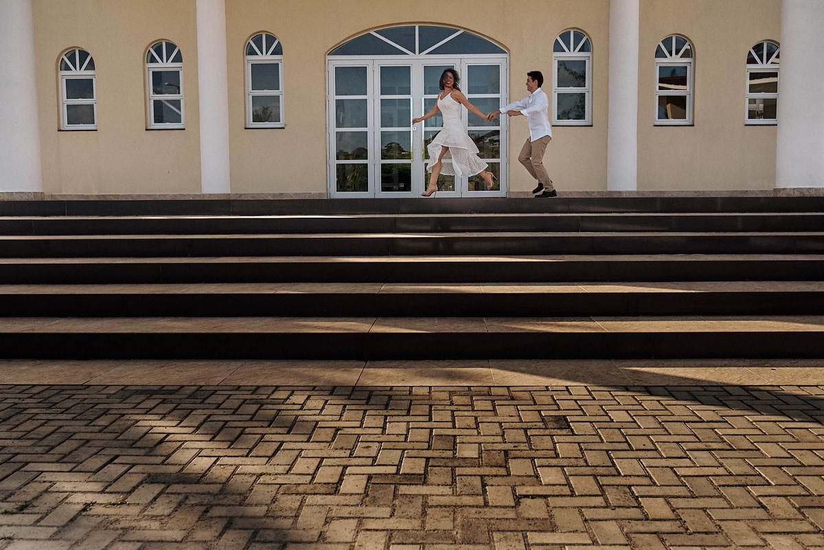 ensaio adna e igor na igreja cidade viva por 4Mãos Fotografias, casal correndo em frente a igreja