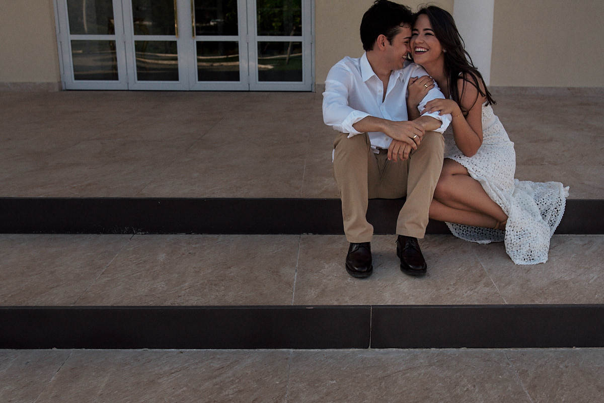 ensaio adna e igor na igreja cidade viva por 4Mãos Fotografias, casal sentado em frente a igreja